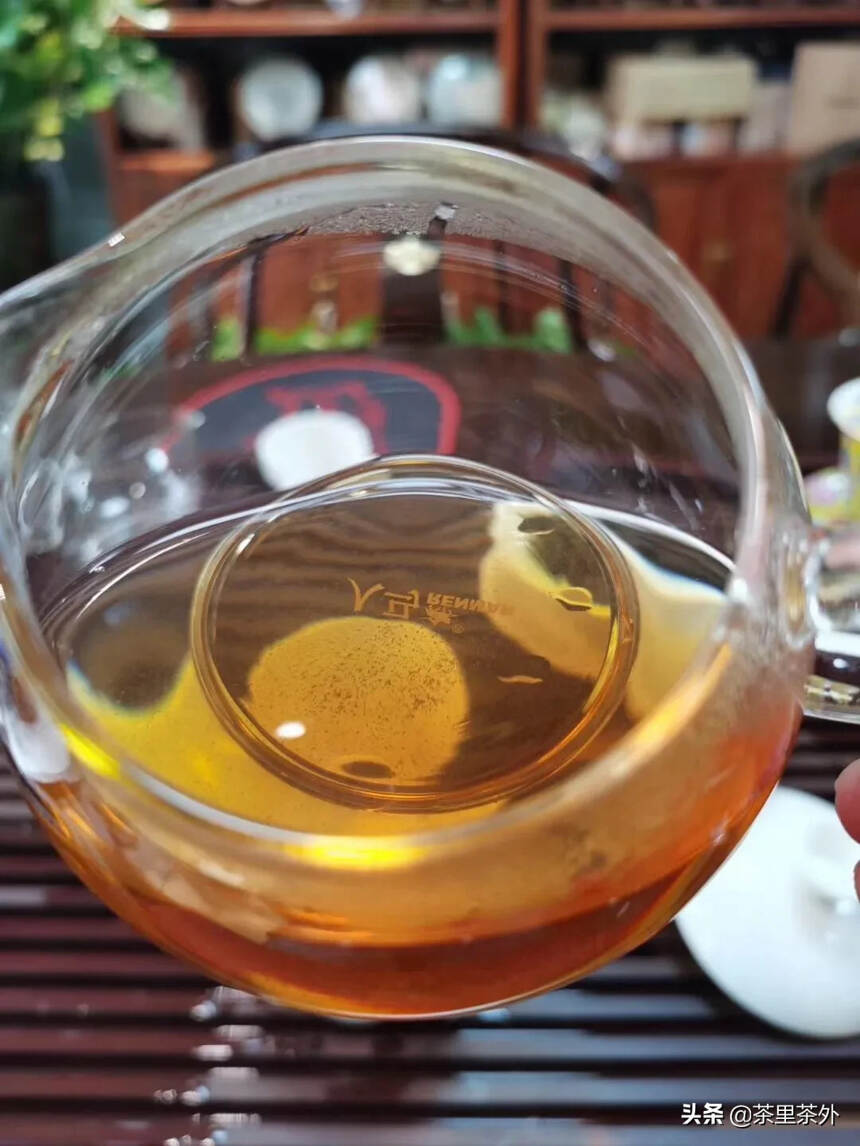 05年华联饼  
澳门华联在中茶公司订制茶采用布朗山