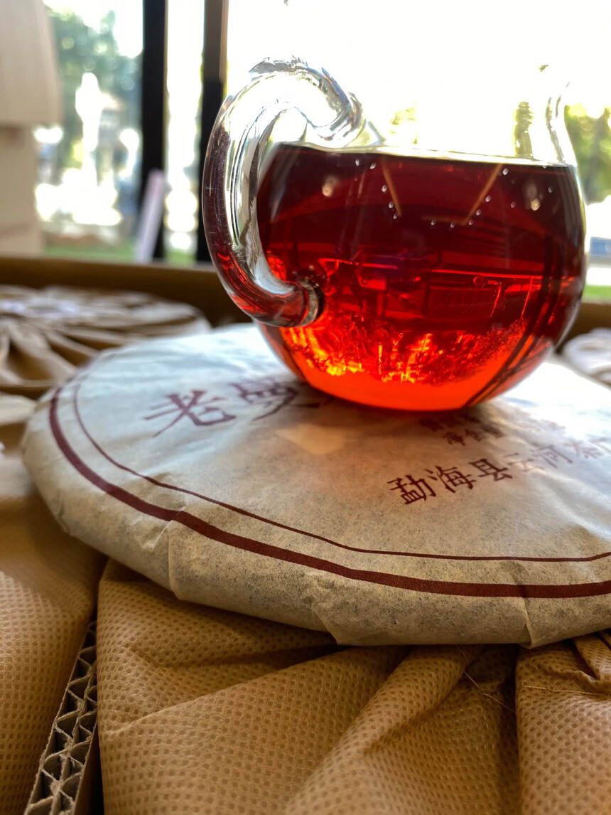 2010年老曼峨古树茶，云河熟茶经典。
茶气足味醇和