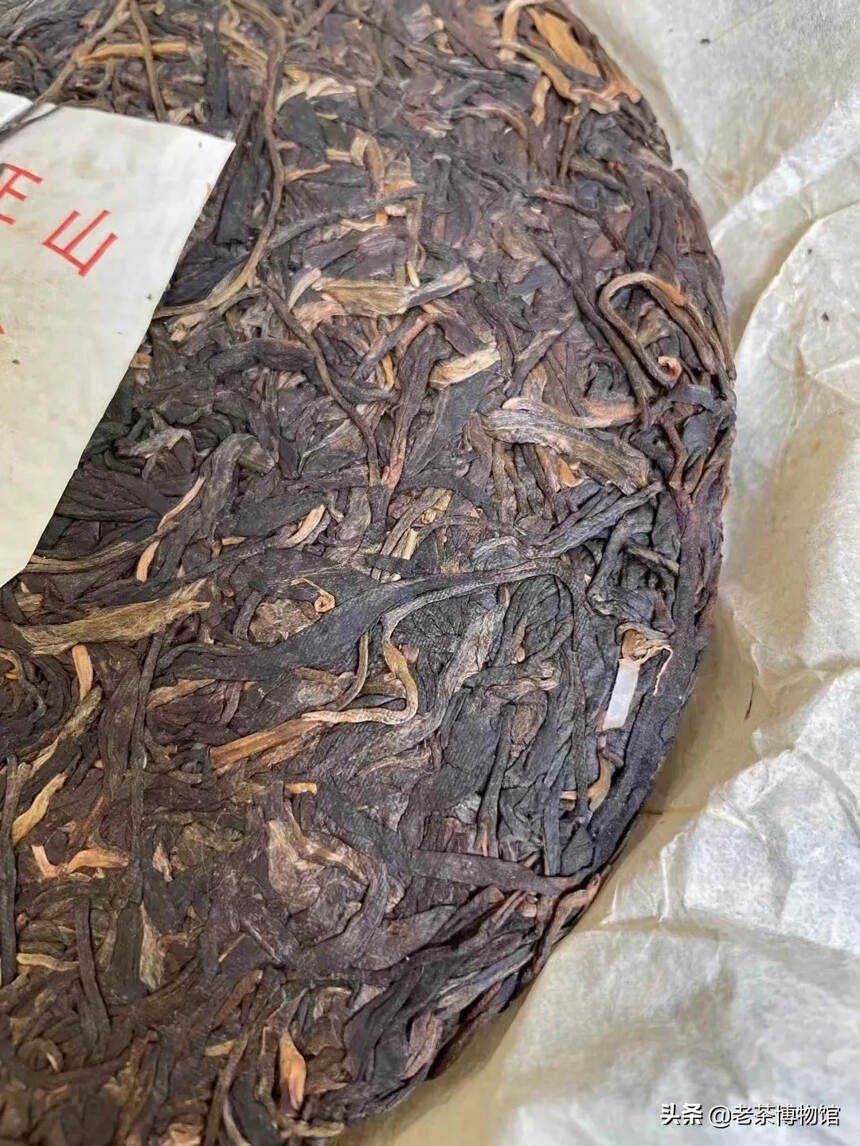 2005年象明茶厂
泡开茶叶带有易武茶的蜜香，入口比