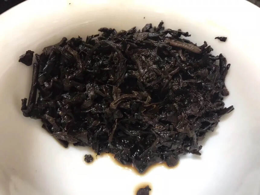 糯滑陈香，品质好茶！
经典款96年布朗山古树熟茶沱，