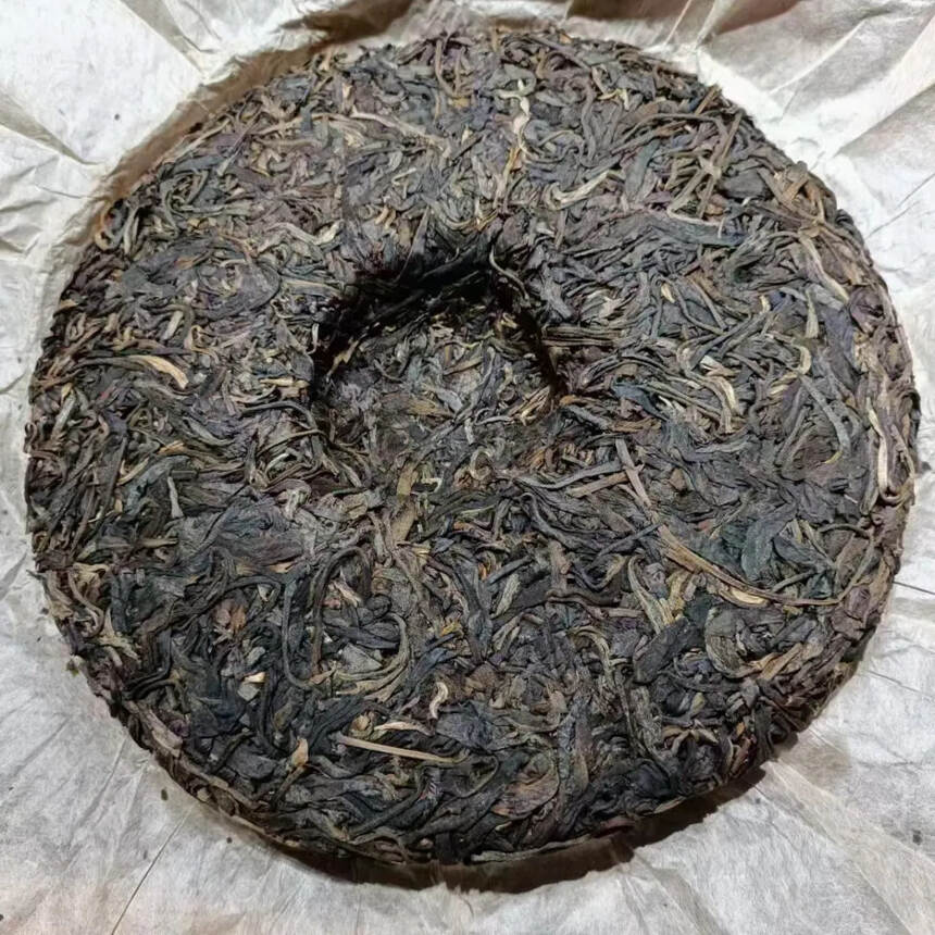 03年易武正山古树茶380克*42片/件，干茶色泽乌