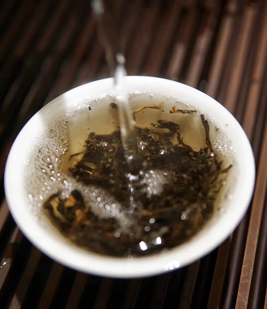04年春|班章红丝带贡沱生茶
500克 一条两个。一