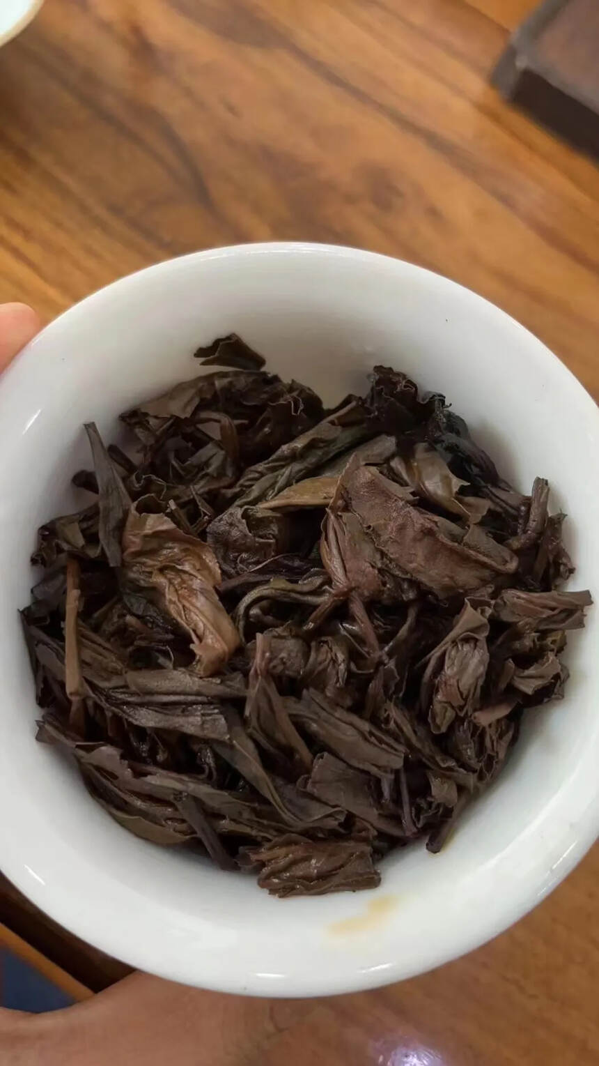 九十年代老生茶（散茶）：干茶梗和叶都有，较粗老；香气