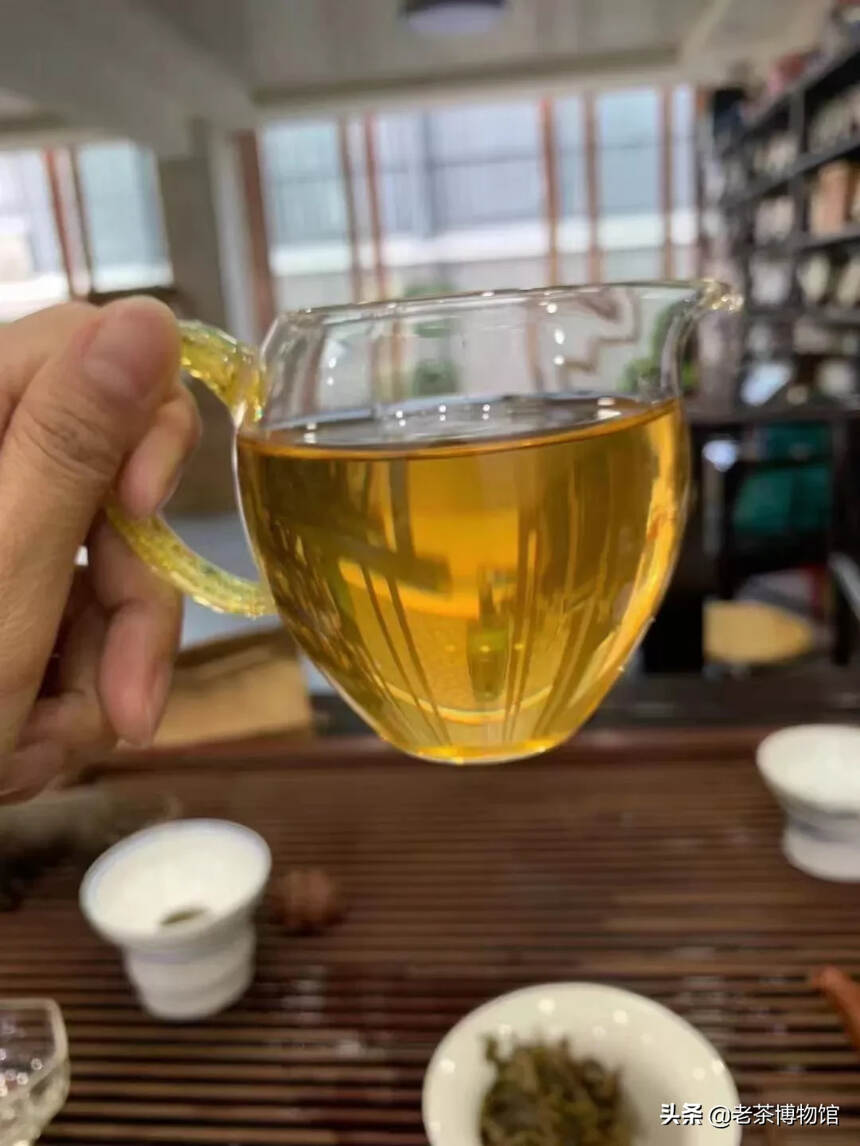 2019年 七大印记 茶叶是以原始竹筒茶为型，茶叶呈