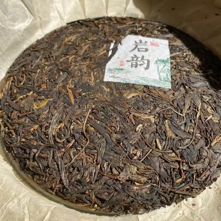 【岩韵】茶树生于烂石，被誉为茶中极品。既有阳刚之美，