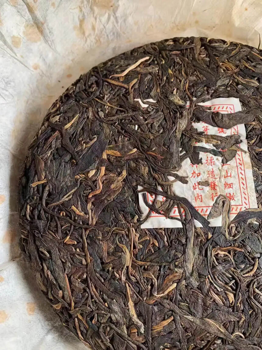 2005年鼎興號圓茶400克，经过十几年时间的自然转