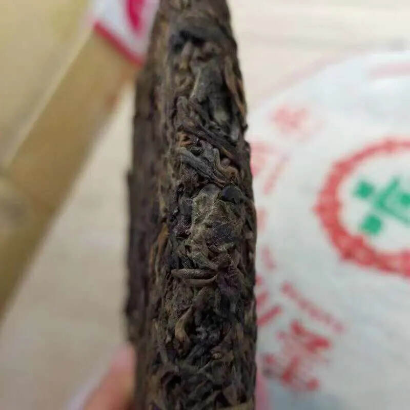 ??

96年勐海茶厂8582绿印生茶，勐海飞干仓老