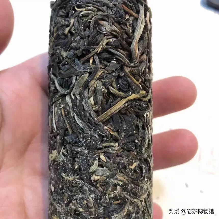 昔归茶其外观不显毫，条索紧致，柳叶小，绿叶薄，其内质