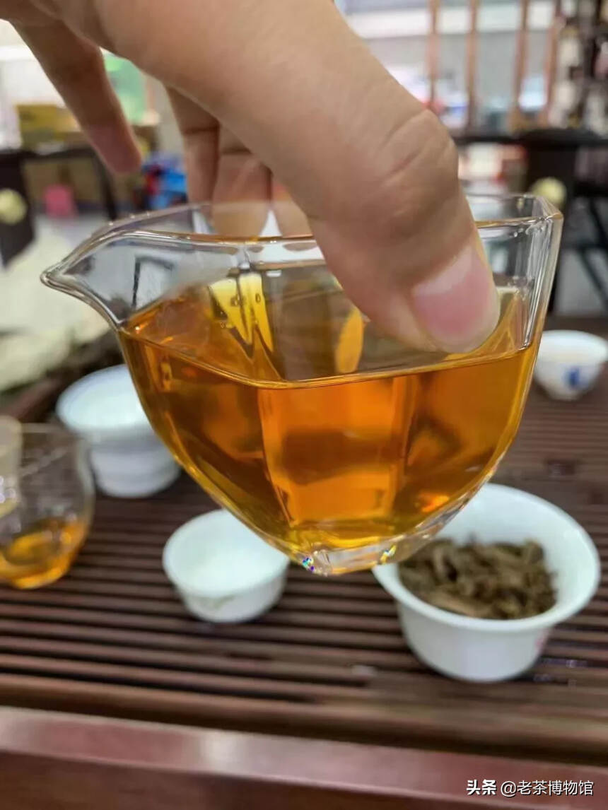 2005年象明茶厂
泡开茶叶带有易武茶的蜜香，入口比