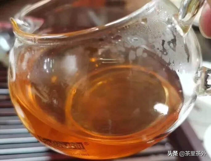 品名：兴海茶厂红印青饼
年份：2006年
此茶精选布