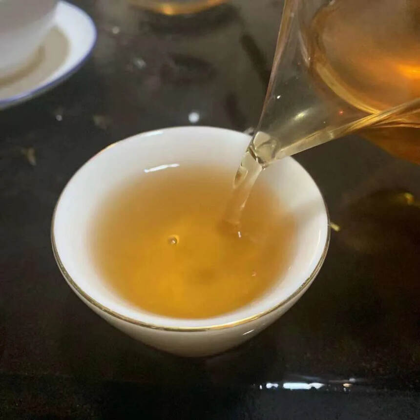 ??

01年中茶小红印生茶7542配方。干仓青饼，