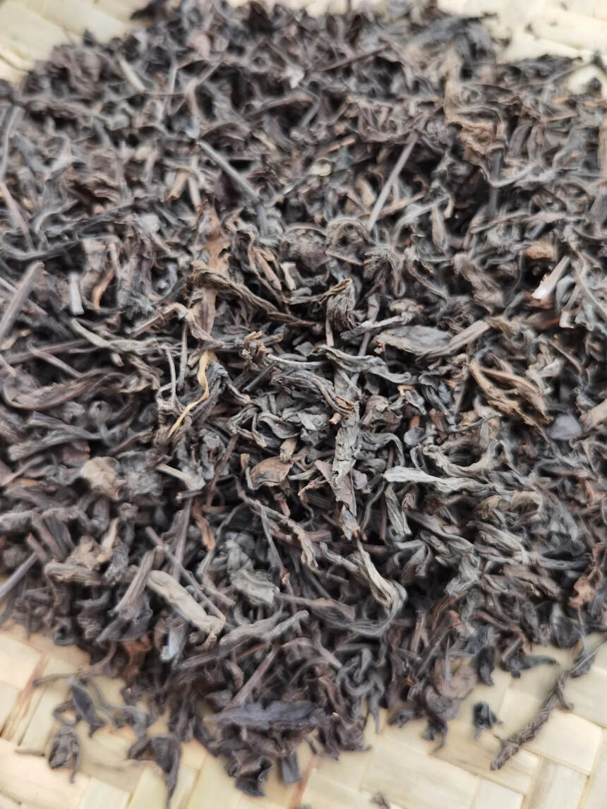 好茶会说话，70年代老班章樟香老散茶生茶，陈香糯滑，