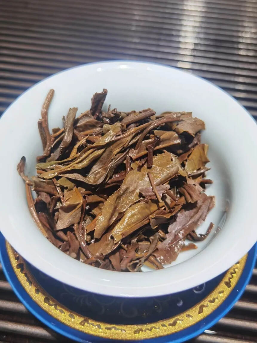 2002年易武斗茶大会茶王沱250克，此款茶选用易武