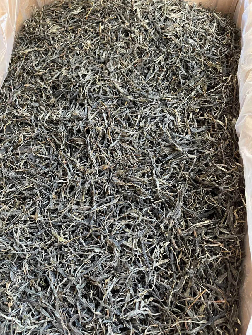 2021年曼糯大树茶纯料 一箱净重10公斤  头春的