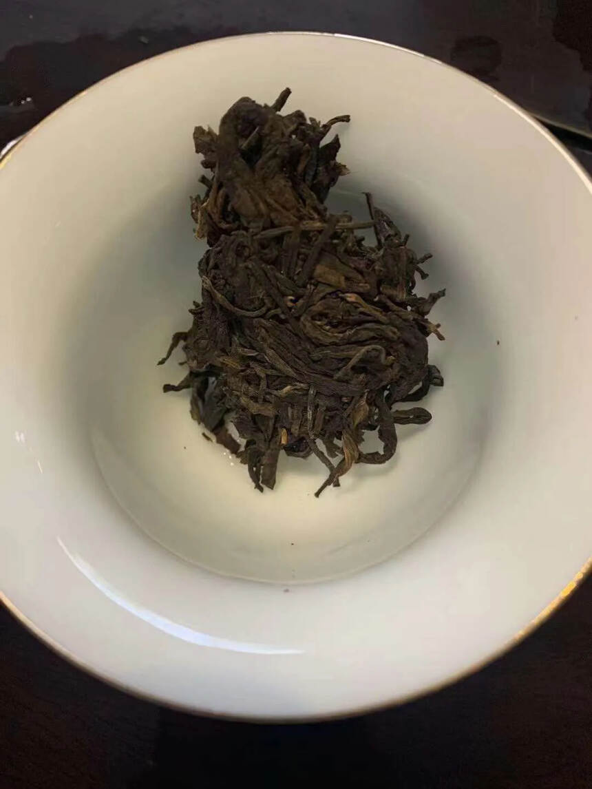 ??

96年黎明茶厂八口中大黄印老生茶，纯干仓生茶
