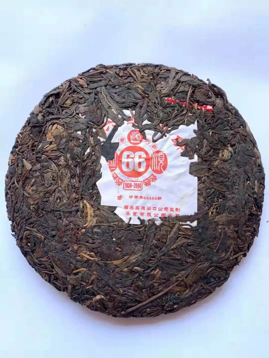 2004年六大茶山六六红印饼

选用易武古树为原料，