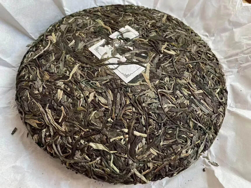 小户赛古树茶被称为“赛冰岛”
条索肥大，梗圆，色泽墨
