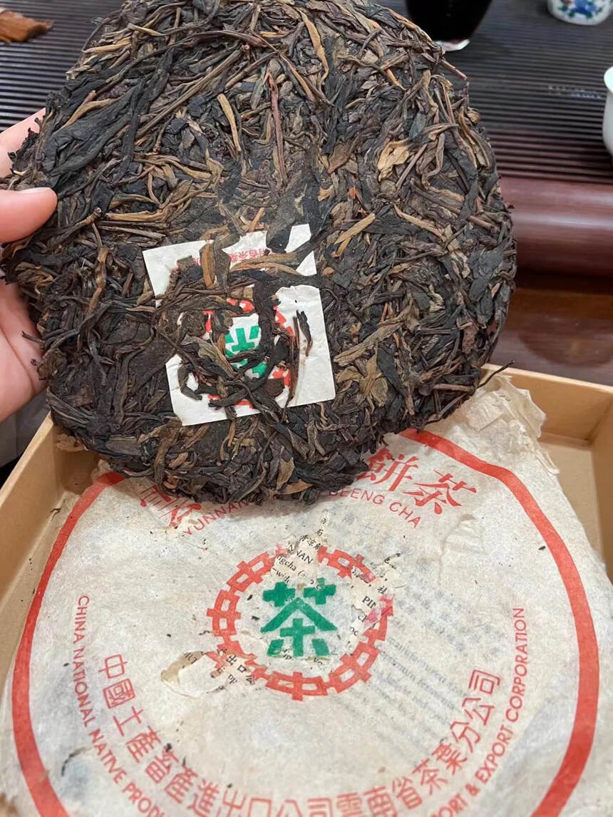 放养的就是香！
99年中茶绿印橡筋饼生茶，橡筋茶是业