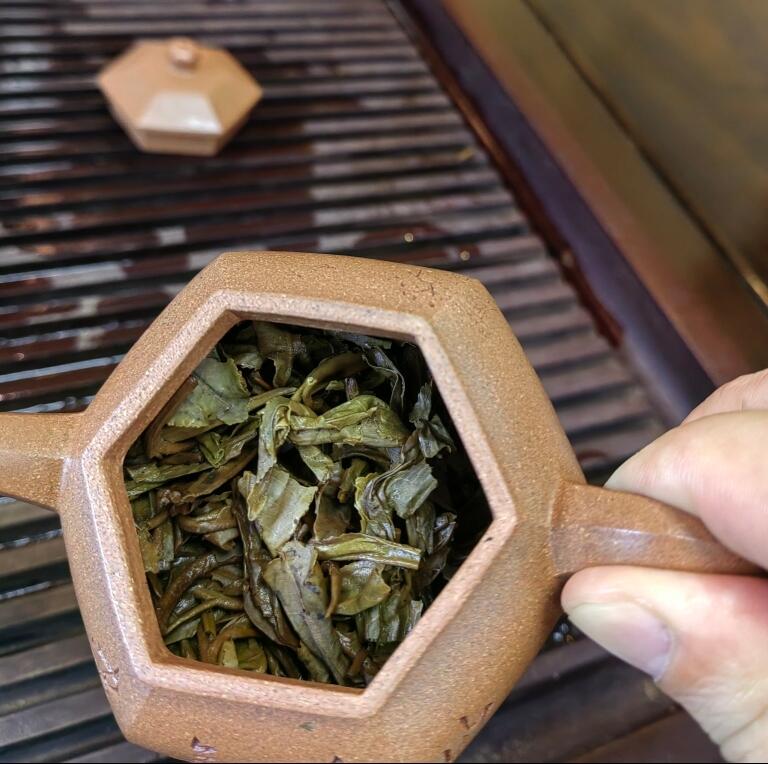 2013年冰岛古树茶精选勐库茶区冰岛古树茶为原料，干