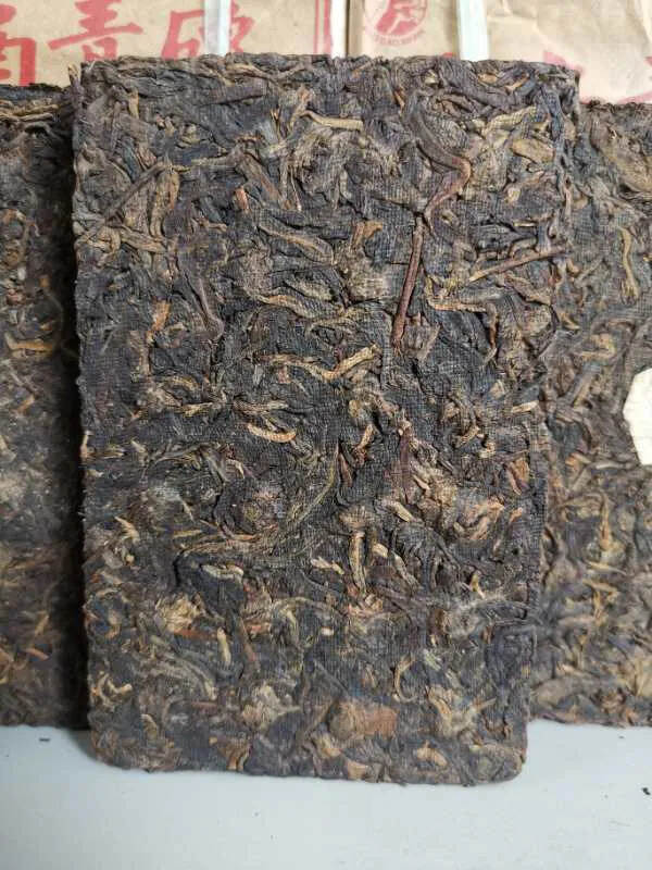 99年薄刀山云南青砖生茶，干香气扬，在昆明仓库巳封存