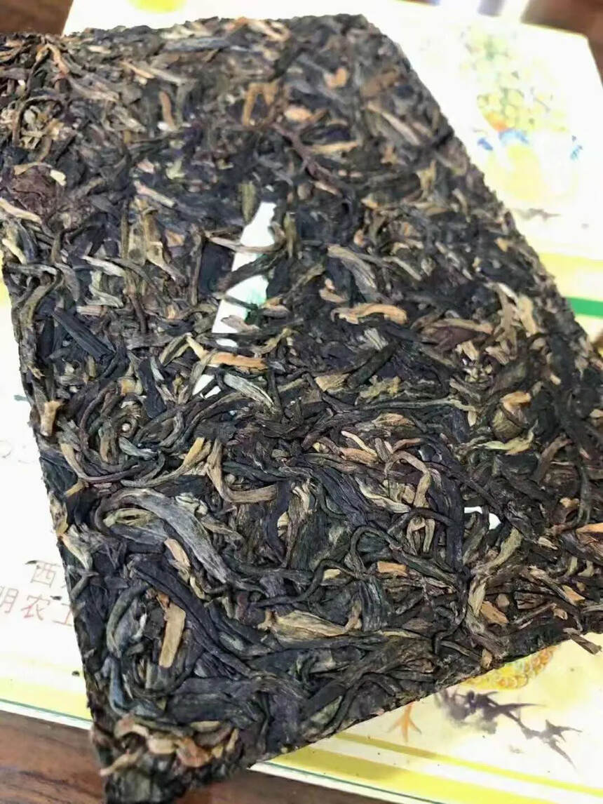 ??

06年黎明茶厂孔雀青砖，茶汤口感饱满，分布均