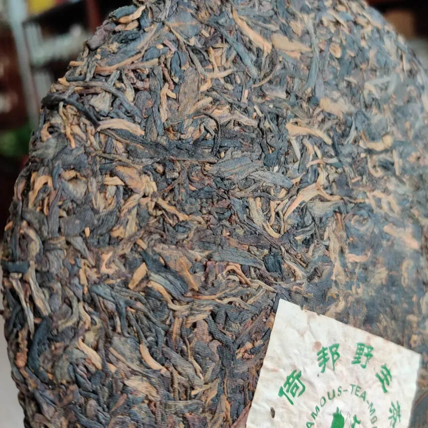 2006年六大茶山倚邦野生茶典藏品，经时间陈化，包装