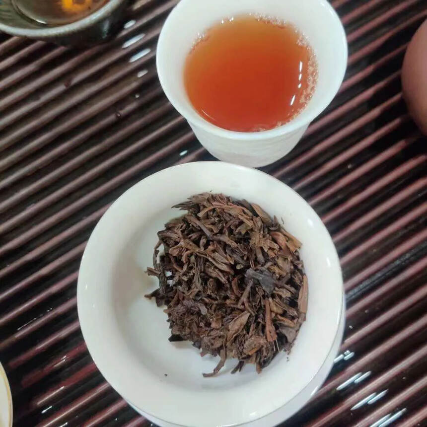 ??

06年黎明茶厂孔雀青砖，茶汤口感饱满，分布均