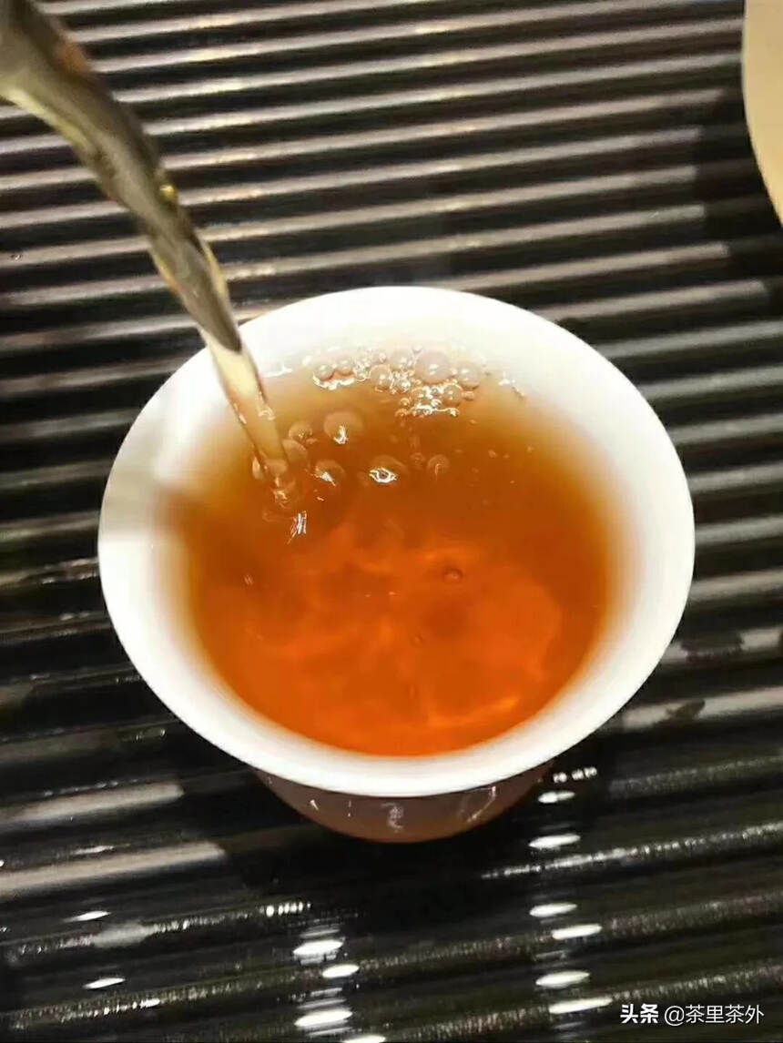 2004年老树圆茶绿印红丝带老生茶
选用易武为原料，