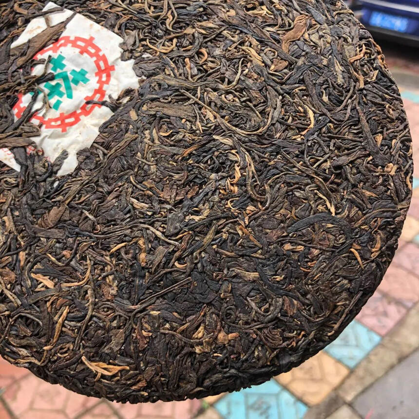 96年易武古树料绿印生茶，纯正好茶。蜜香甘甜，数量不