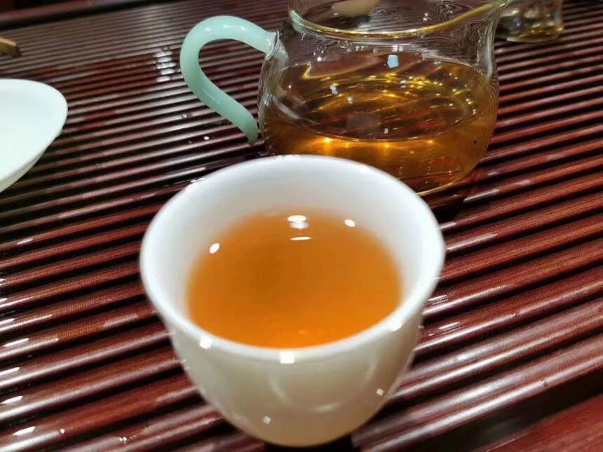 09年丹珠古树
春海茶厂
布朗山茶料压制，汤色微红透