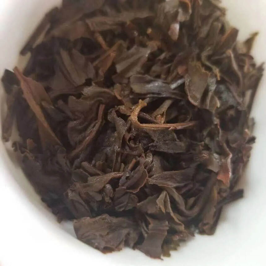 ??

01年勐海茶厂老树圆茶老生茶，繁体厂海王叉，