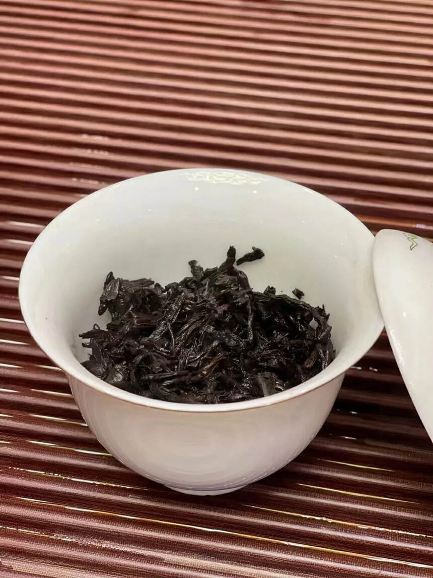 70年代陈年熟茶 ！
色泽呈红褐色，茶汤呈琥珀红，透