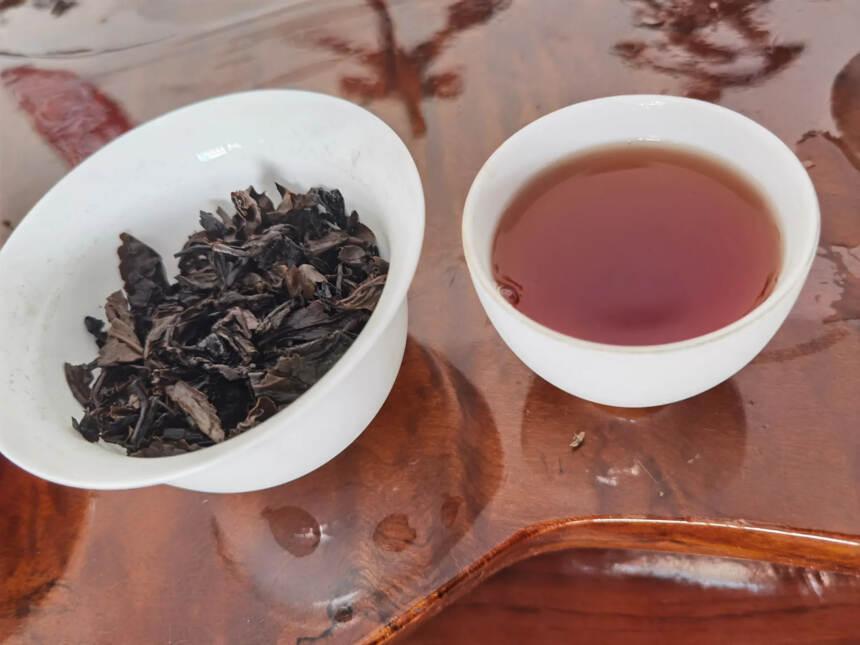 好茶会说话，70年代老班章樟香老散茶生茶，陈香糯滑，