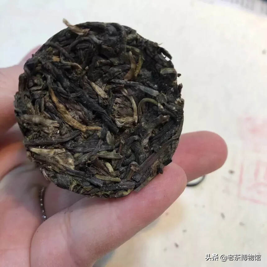 昔归茶其外观不显毫，条索紧致，柳叶小，绿叶薄，其内质