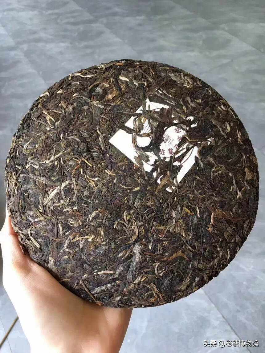 2017年天茗茶厂班章孔雀青饼，357克/
芽尖很多