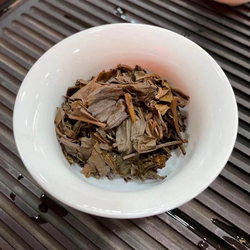 05年紫印班章老树
条索肥沃
高香，茶味醇厚
回甘生