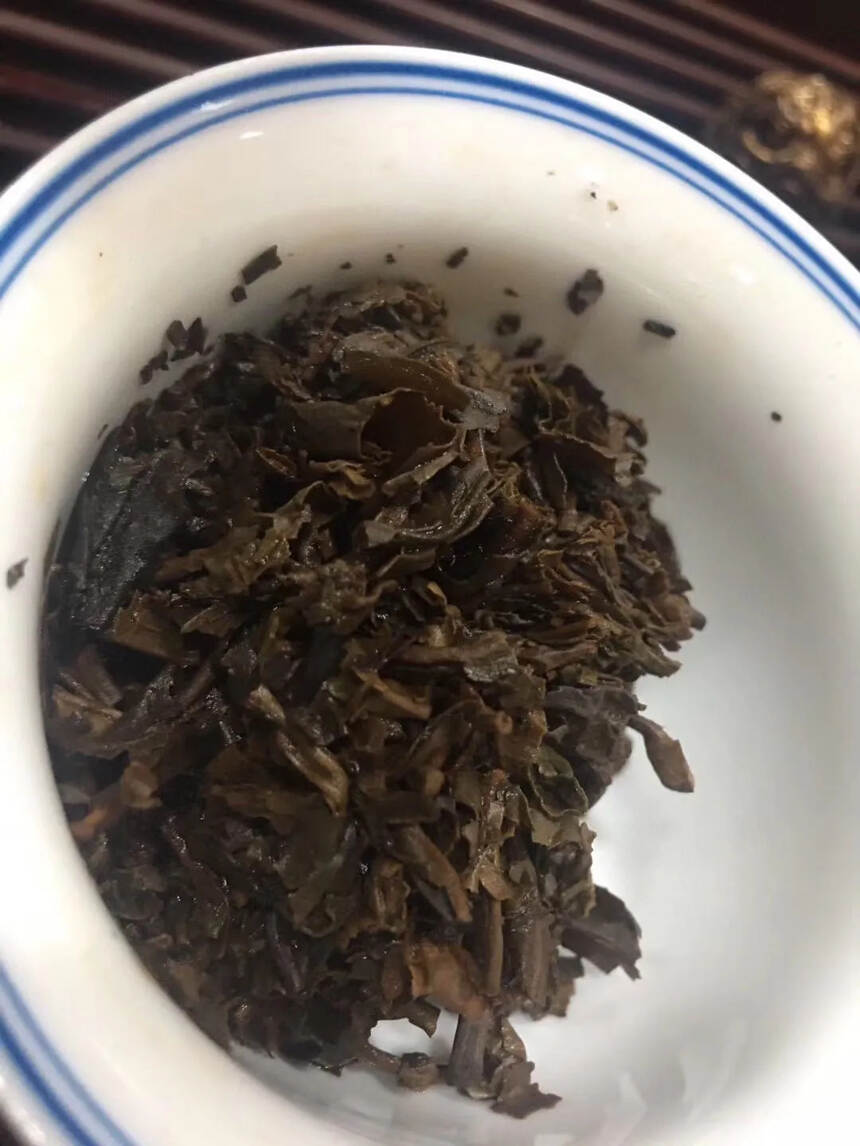 硬货，绝对的硬菜！
1999年勐海茶厂出品，飞台班章