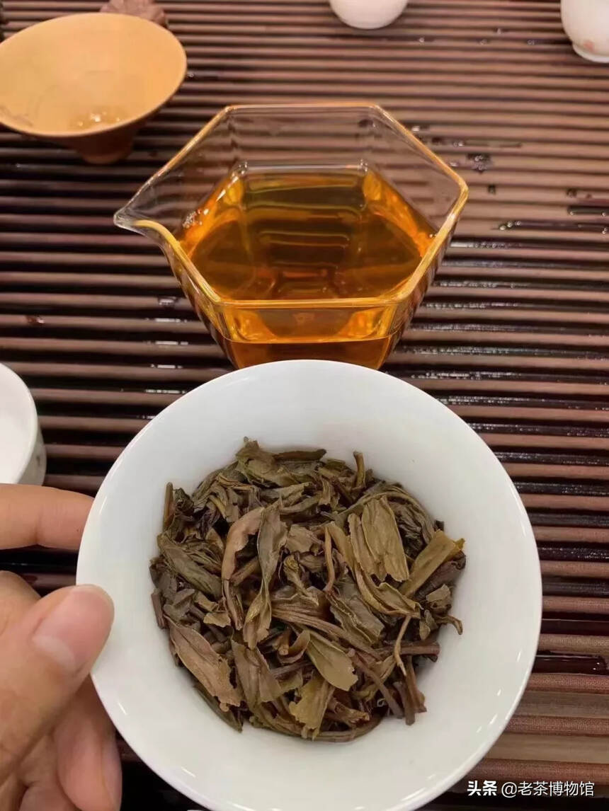 2005年象明茶厂
泡开茶叶带有易武茶的蜜香，入口比