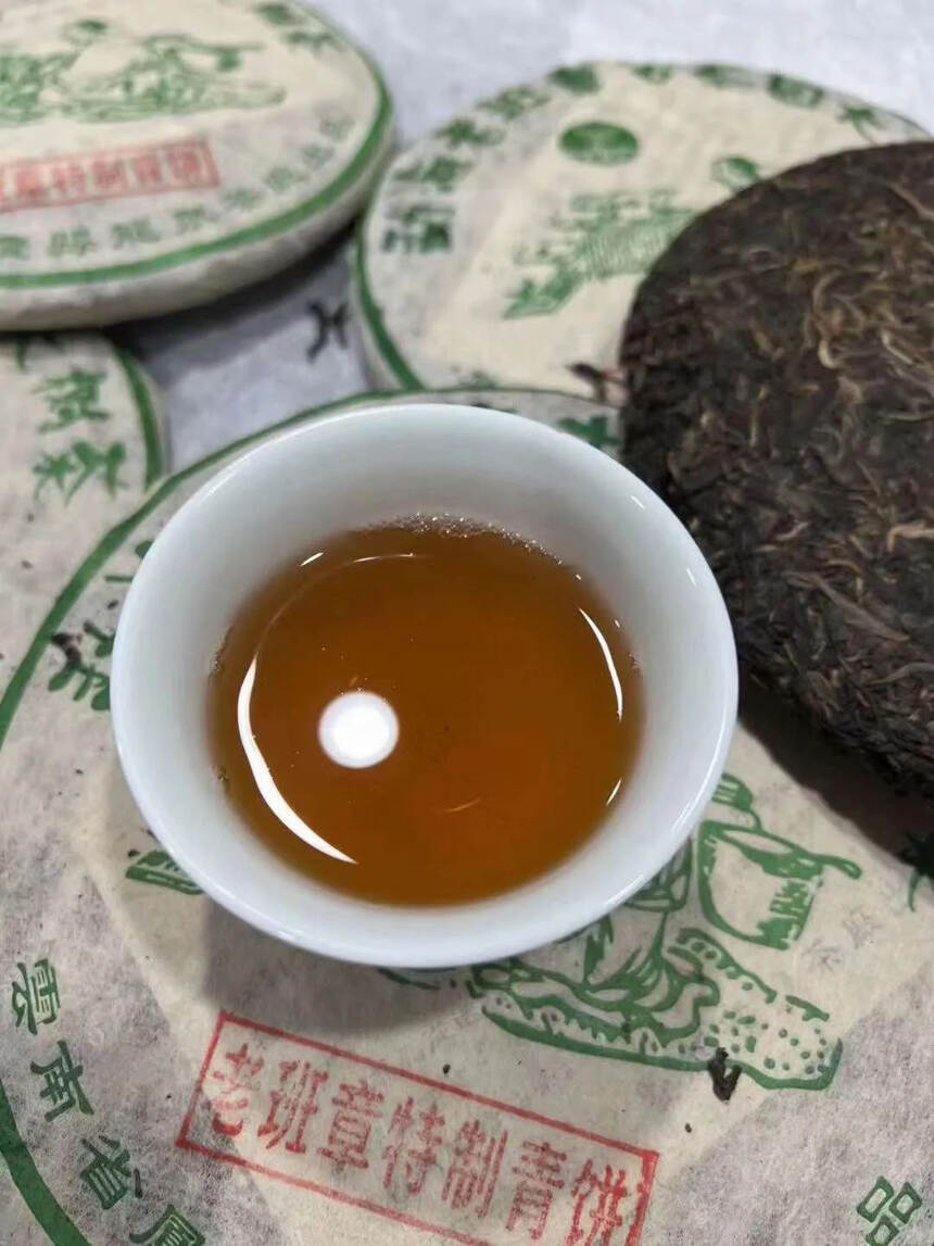 ??2004年勐海老班章古茶园大树茶老班章特制青饼，