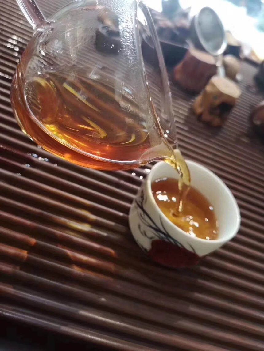 闻着香香的，喝起来甜甜的！
03年大蓝印圆茶，行内称