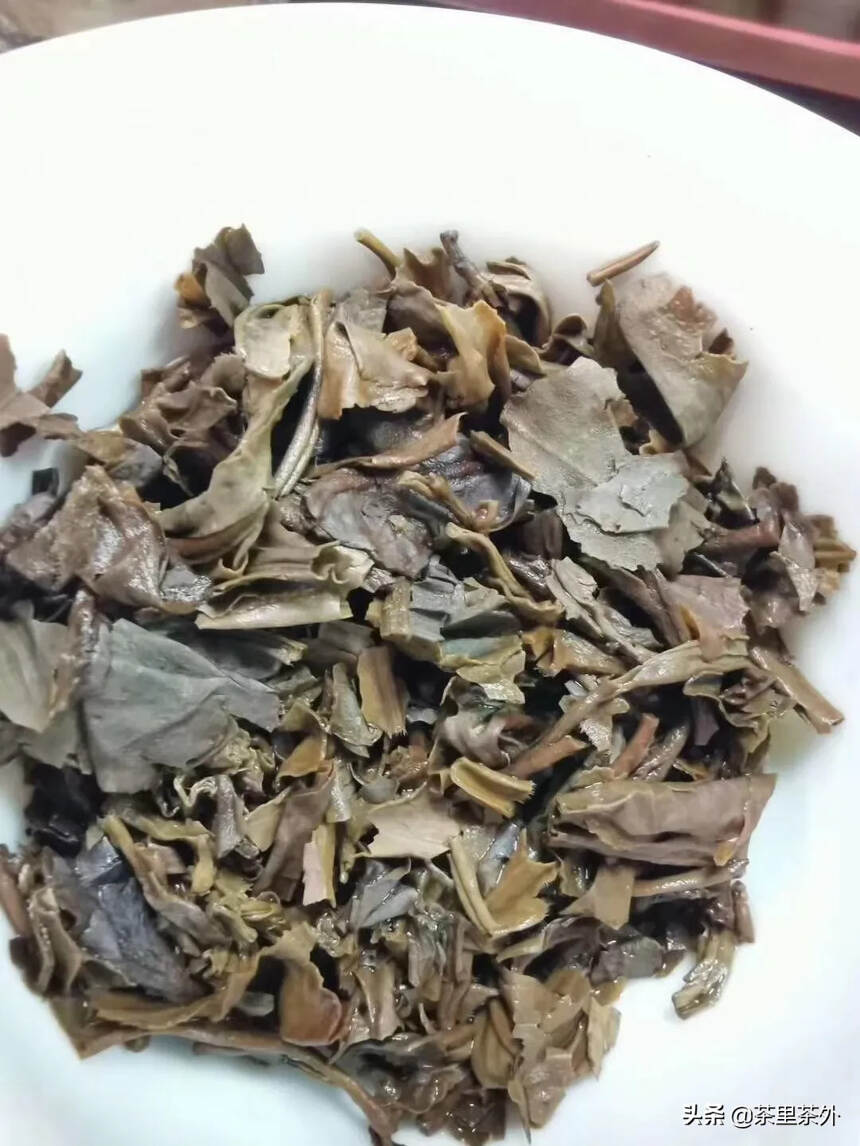 品名：兴海茶厂红印青饼
年份：2006年
此茶精选布