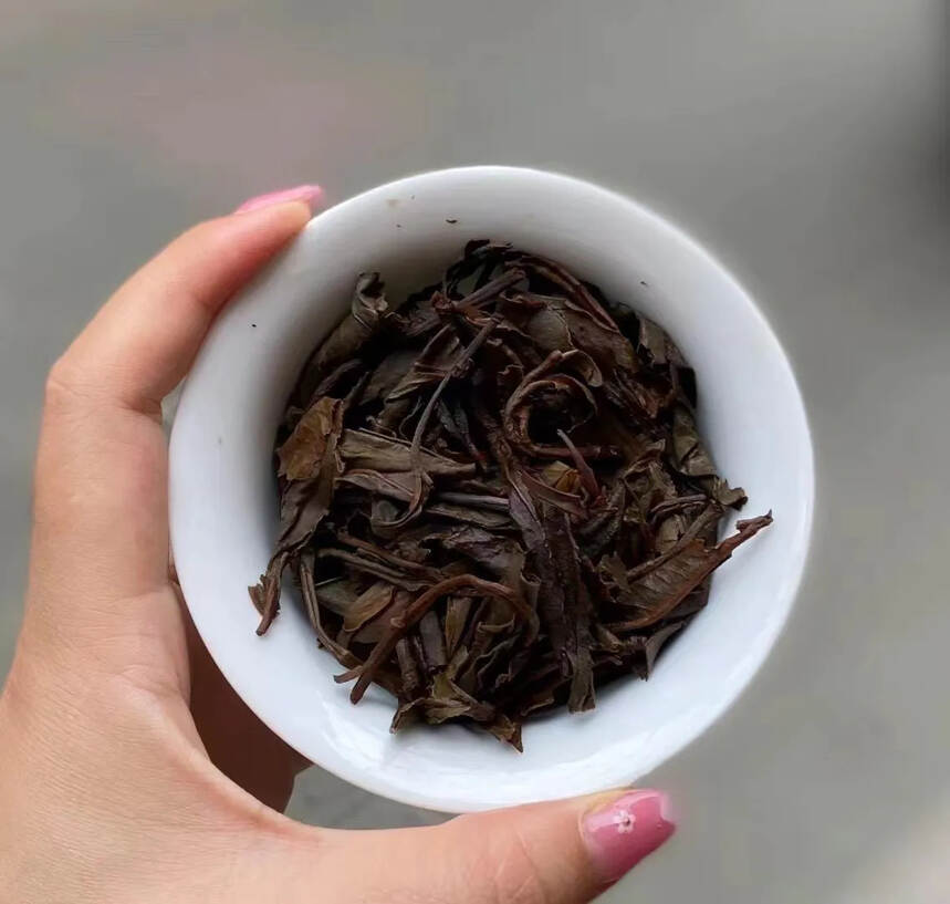 经过岁月沉淀的99年深山古树，茶叶干净度好，汤色透亮