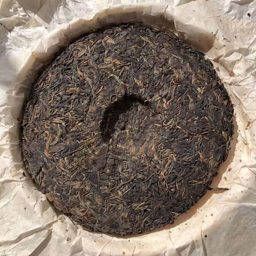 ??

99年第一批红丝带老树圆茶，老生干仓茶，烟香