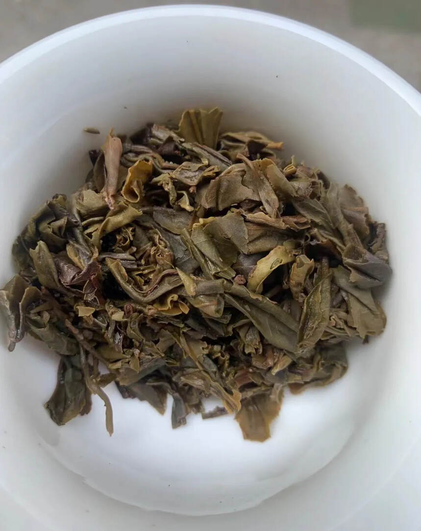 2012年永明茶厂班章金瓜沱，干茶就特别香，撬开也是