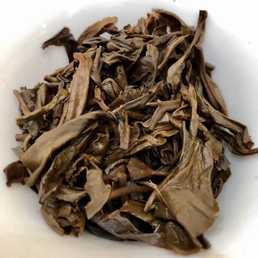 浓厚的艺术气息！
04年精品金瓜贡茶500克，俗称普