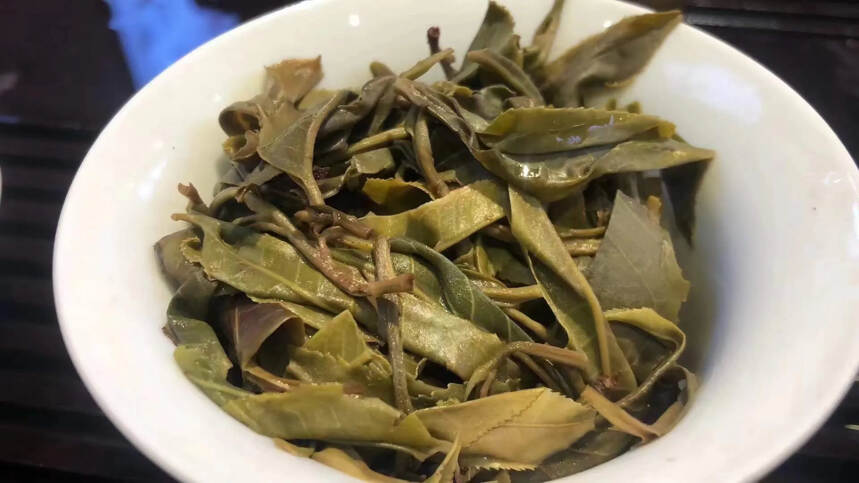 2022年曼糯古树茶，条索雄浑有力。 整个茶透出的香