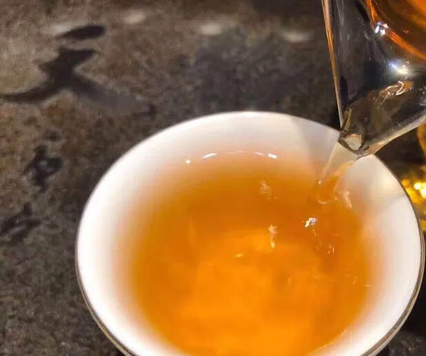 ??

98年橙中橙黄印老生茶，布朗纯料金印古树！茶