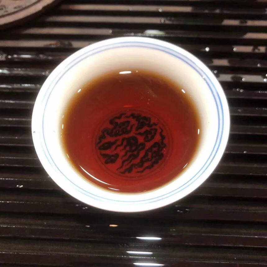 过节前来一款品质不错的老熟茶，暖暖心！
2000年小