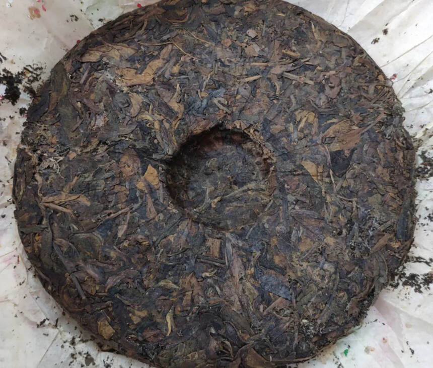 可以喝的古董！
96年云南正山大叶青饼老生茶带虫屎，