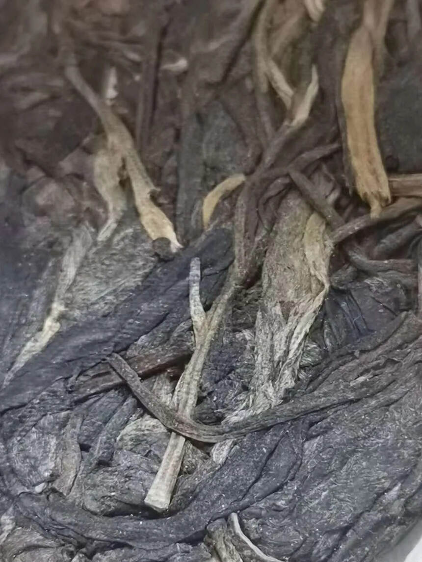 ??

06年金奖纪念古树茶王饼，昆明纯干仓，06年